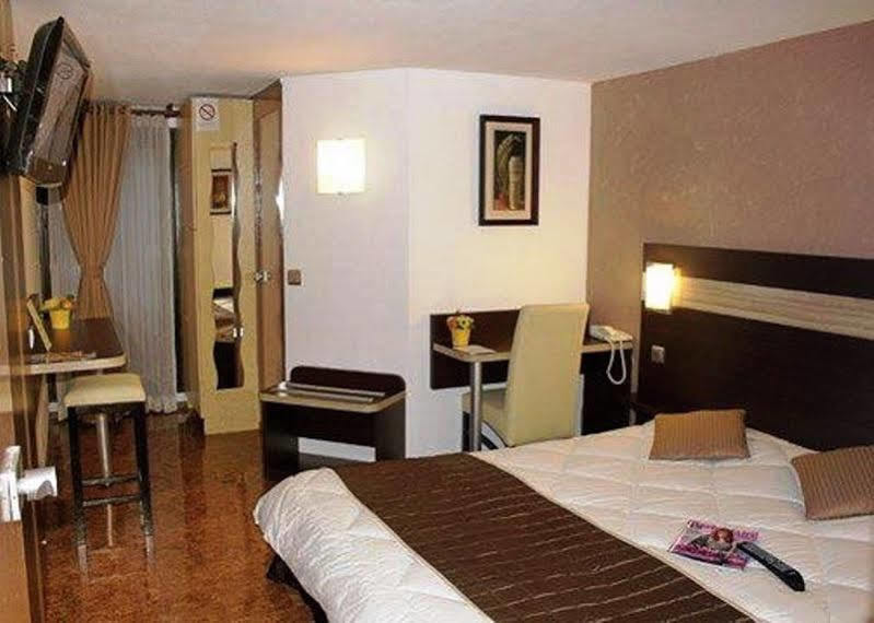 Contact Hotel Restaurant La Chaumiere Entre Orgeval Et Flins A13 Sortie 8 Les Mureaux Buitenkant foto