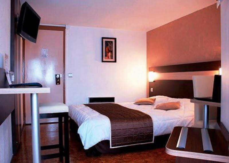 Contact Hotel Restaurant La Chaumiere Entre Orgeval Et Flins A13 Sortie 8 Les Mureaux Buitenkant foto